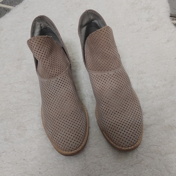 EILEEN Fisher Perforated Leather Ankle Boots 6 - Picture 2 of 15